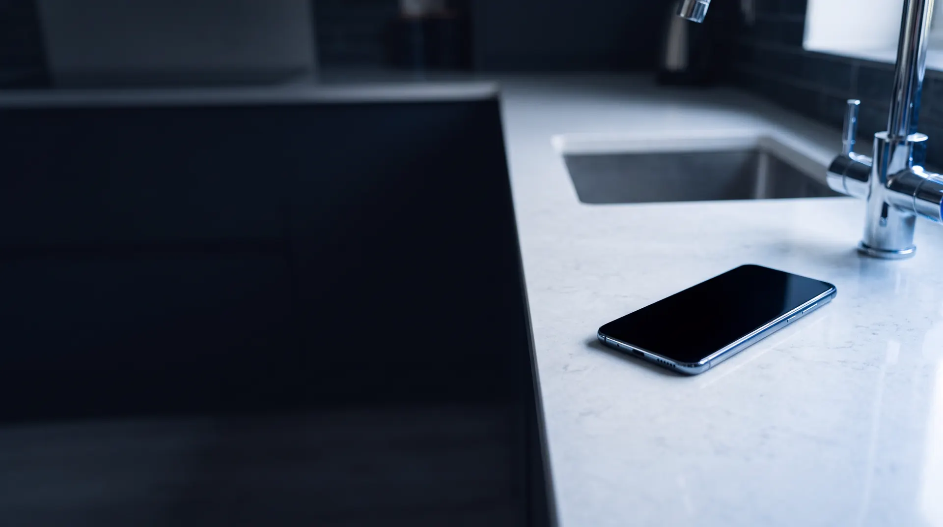 Téléphone posé sur un plan de travail de cuisine