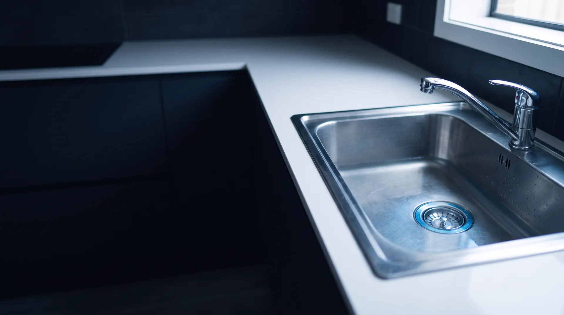 Évier de cuisine bouché avec de l'eau qui stagne